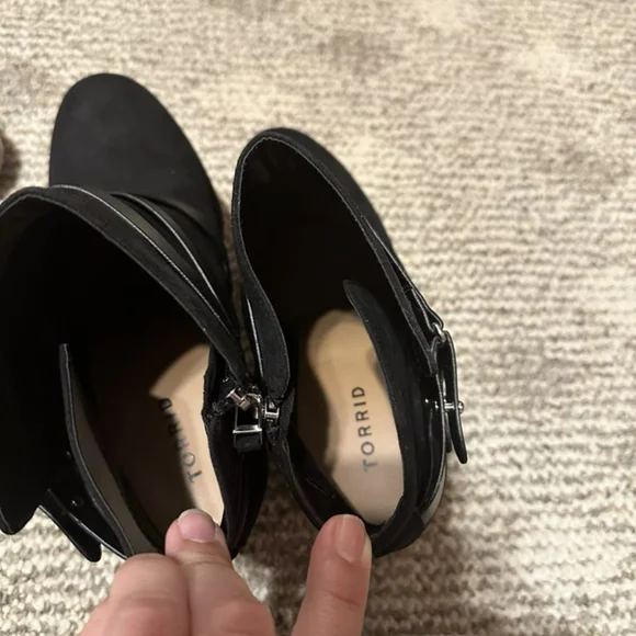 NWOT size 9w torrid ankle booties blk..excellent condition so cute - Picture 4 of 5